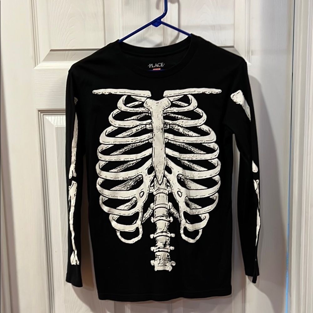 The Childrens Place glow in dark size 14 Skelton graphic shirt.
